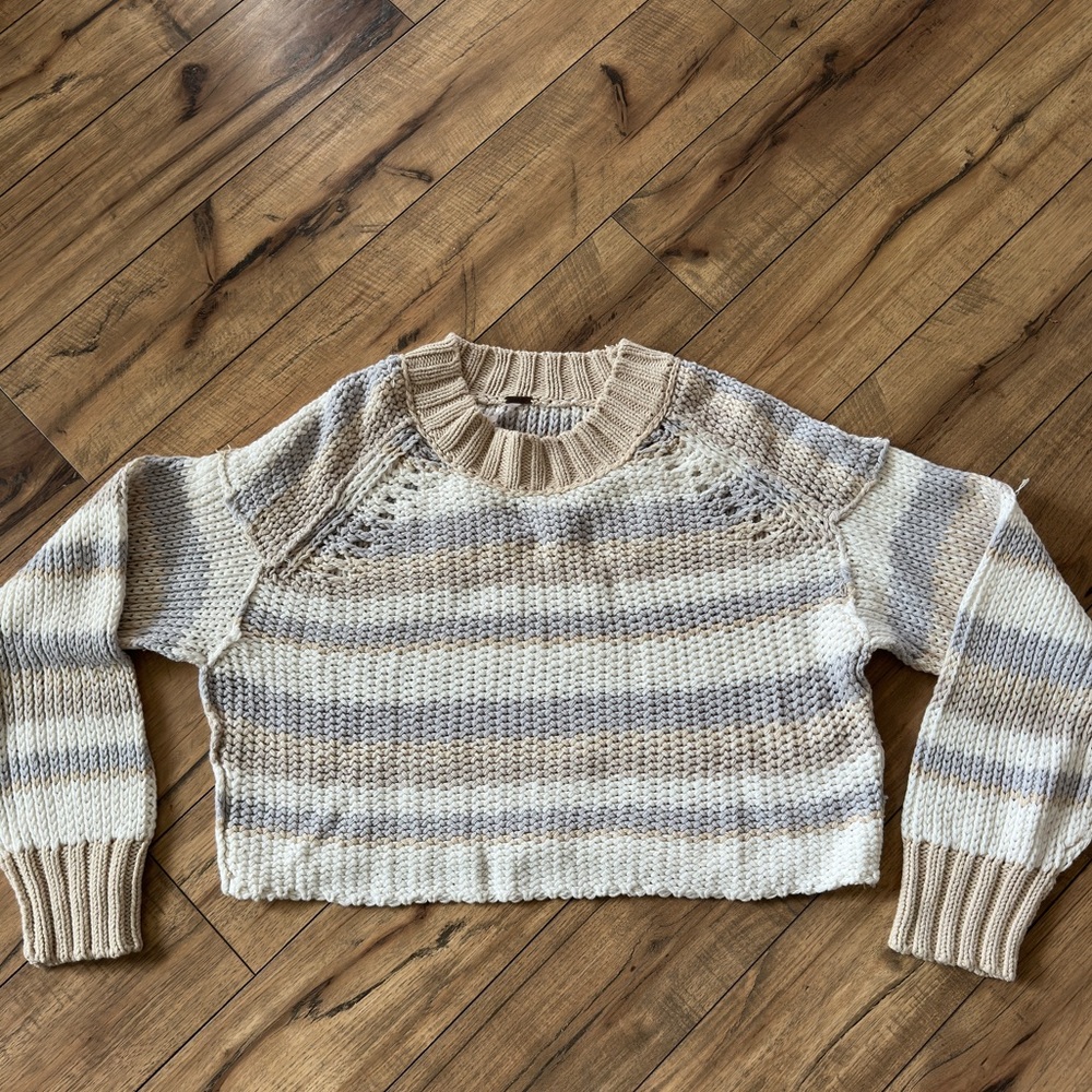 ⚡️ Free People Nuetral Color Cropped Size Medium Sweater
